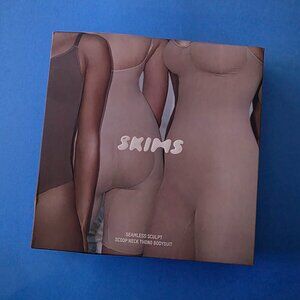 Skims seamless sculpt scoop neck thong bodysuit